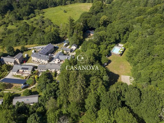 Domaine touristique avec gîtes et salle de réception sur 4 h. 480m² La Salvetat sur Agout