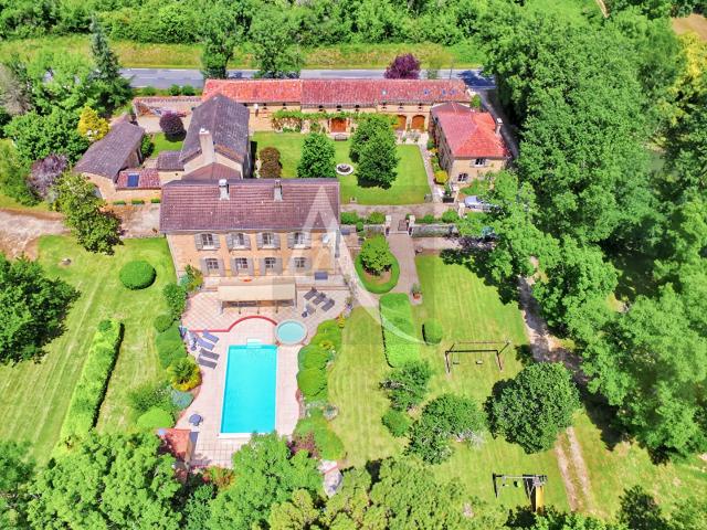 Domaine touristique de charme avec gîtes et piscines 717m² Saint Front sur Lémance