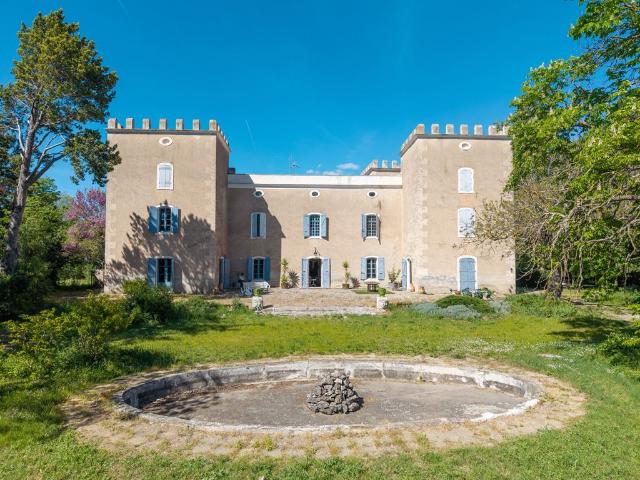 Domaine viticole d’exception – 75 hectares – Château, parc, piscine et infrastructures complètes
