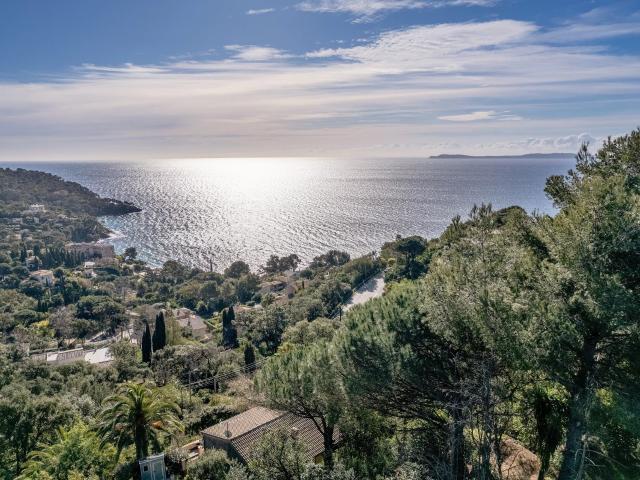 Dominante dans son environnement et offrant une vue mer à co. 146m² Rayol Canadel sur Mer