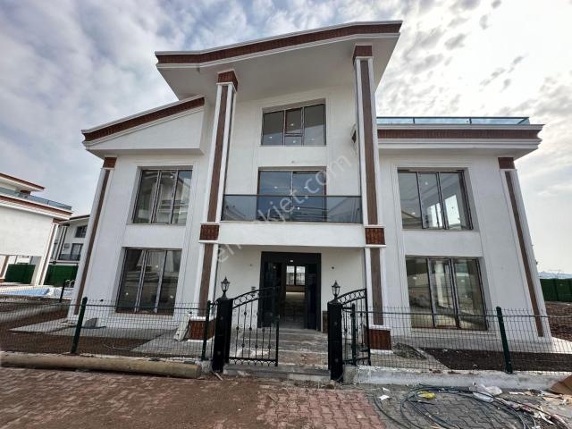 Dönümlü Mahallesi Beyaz Saray Villalarında Ultralüx Satılık Triplex Villa