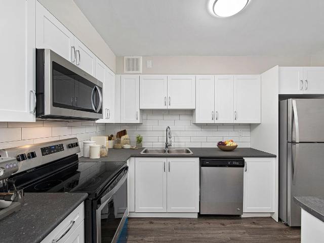 Don Valley Towers at 71 Thorncliffe Park Drive 1 Bedroom Apartment for Rent at 71 Thorncliffe Park Dr, Toronto, ON M4H 1L3 Thorncliffe Park