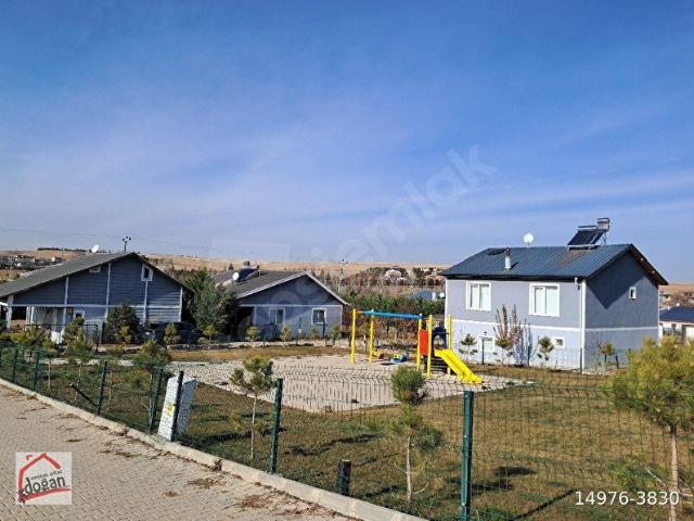 Dogan Emlaktan Dogalgazlı sitede,lüks site 3 katlı binalar,asfalt yol üzeri,OTOBÜSönünde arsa fiatı