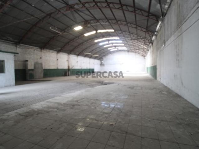 Dois armazéns na zona industrial de Eiras