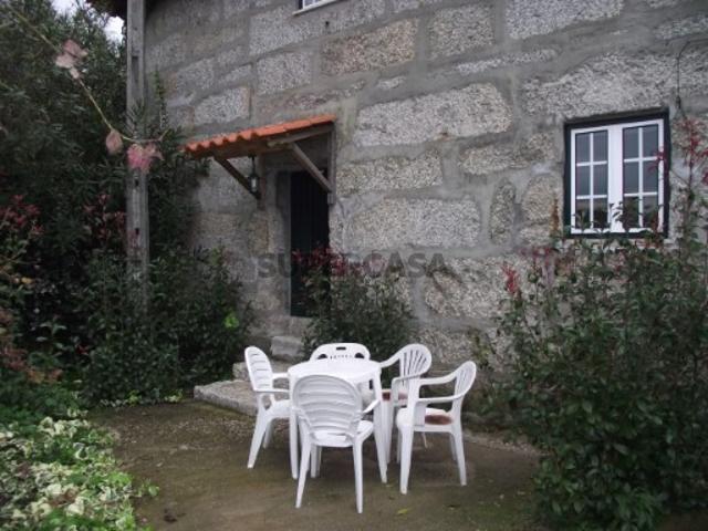 Dois edifícios com 6 casas em arrendamento, todas mobiladas e equipadas, acesso privado e zonas de estacionamento 100% ocupado com rendimento garantido imediato, venha conhecer a oportunidade de negócio real e efetiva disponível, Contacte nos