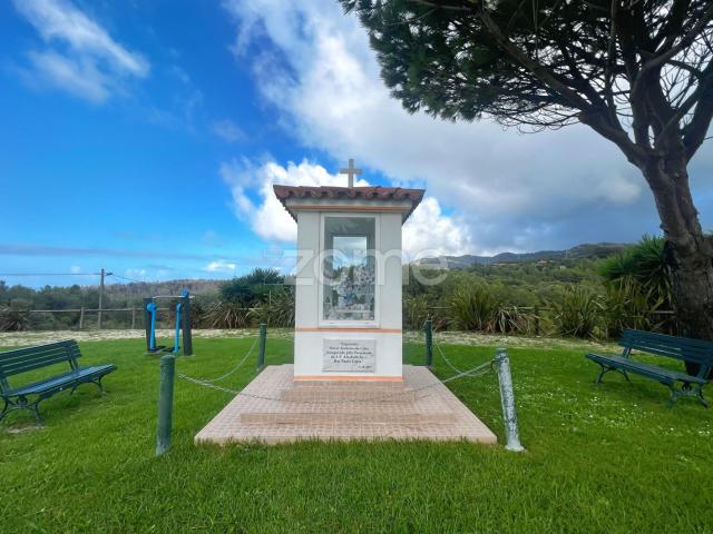 Dois lotes urbanos adjacentes disponíveis para venda em Zambujeiro Cascais