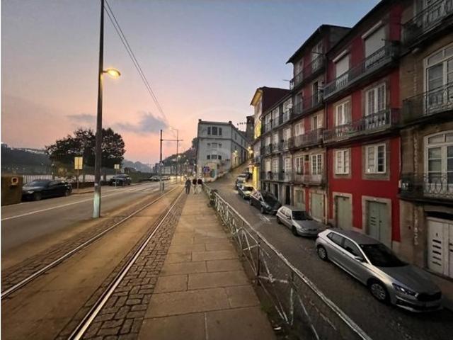 Dois prédios contíguos na marginal ribeirinha, na zona histórica do Porto