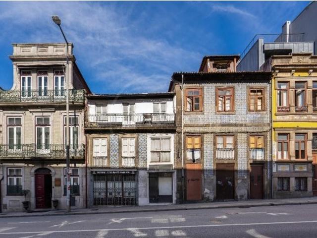 Dois prédios localizados na Rua D. Manuel II