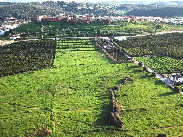 Dois Terrenos com Vista Panorâmica para o Castelo de Silves e Potencial de Construção!