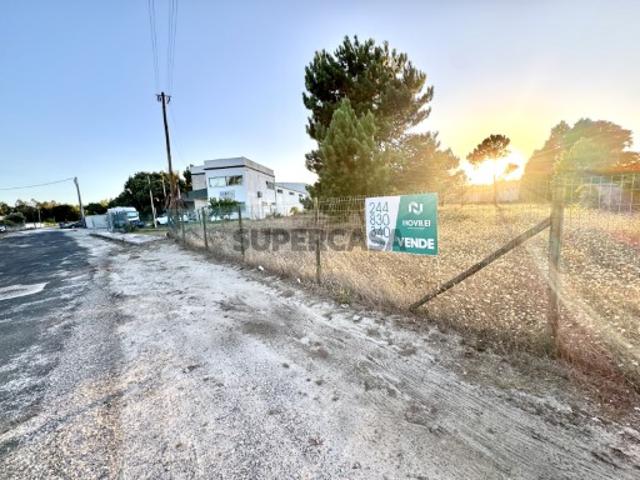 Dois terrenos inseridos em espaço urbano de baixa densidade