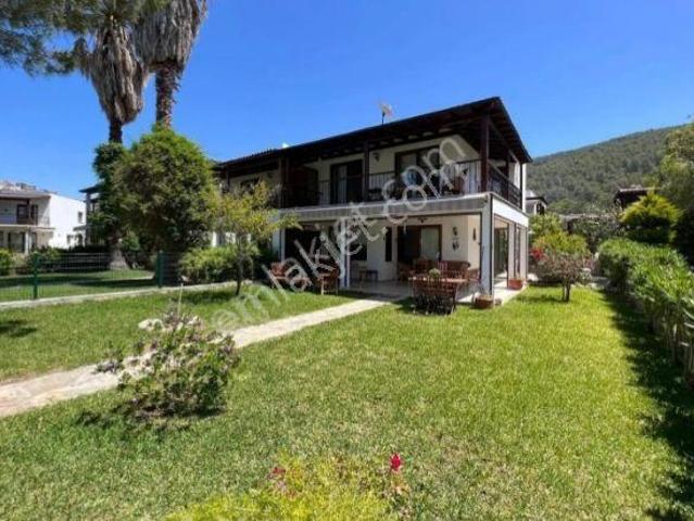 Doktorlar Sitesi'nde Deniz Manzaralı En Ön Sıra Kiralık Villa