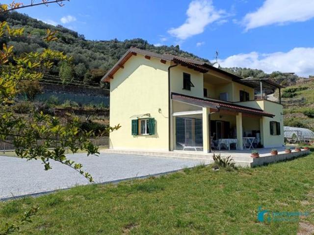 Dolceacqua VENDESI VILLA CON GIARDINO PRIVATO