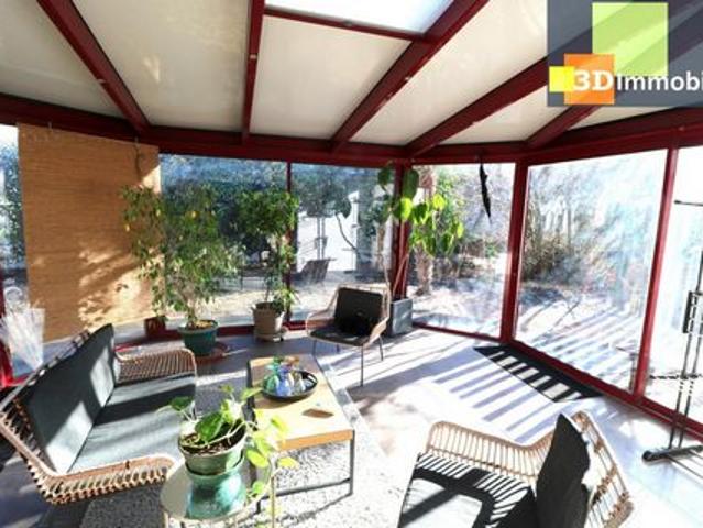 Dole à proximité, vends solide maison en pierres comprenant un hotel/restaurant ainsi qu'une partie habitable sur grand terrain de 7800m² dont une partie est constructible