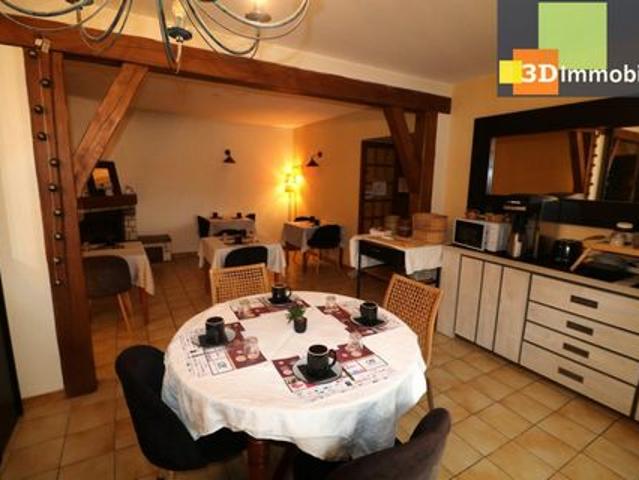 Dole à proximité, vends solide maison en pierres comprenant un hotel/restaurant ainsi qu'une partie habitable sur grand terrain de 7800m² dont une partie est constructible