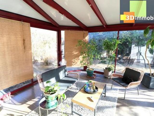 Dole à proximité, vends solide maison en pierres comprenant un hotel/restaurant ainsi qu'une partie habitable sur grand terrain de 7800m² dont une partie est constructible