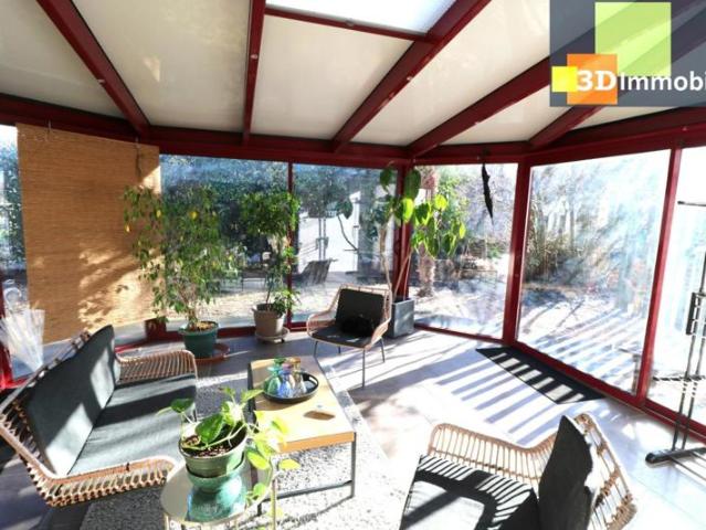 Dole à proximité, vends solide maison en pierres comprenant un hotel/restaurant ainsi qu'une partie habitable sur grand terrain de 7800m² dont une partie est constructible