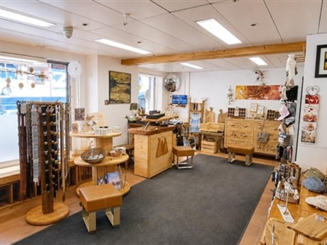 Doppelte Arkaden Schaufenster perfekt gelegen im Zentrum von Leysin