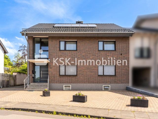 Doppeltes Glück: 2 geschossiges Wohnhaus mit 2 Wohneinheiten und 2 Garagen