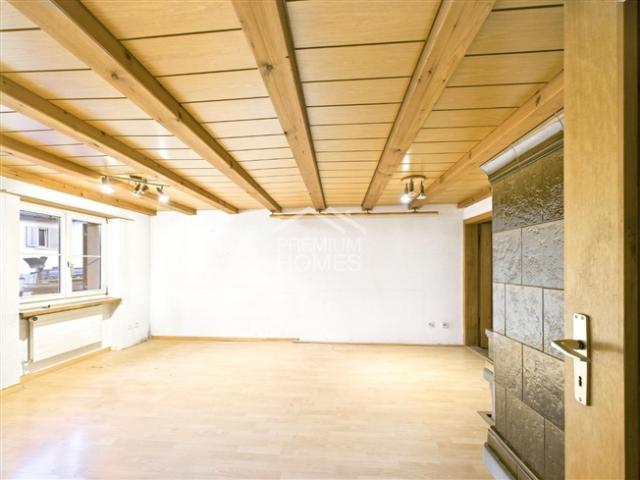 Doppeltes Potenzial Ein Haus bezugsbereit, eines zur Neugestaltung
