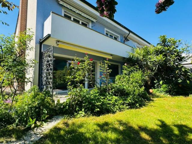 Doppeleinfamilienhaus mit Garten, Garage und grossem Potenzial an ruhiger Lage in Therwil
