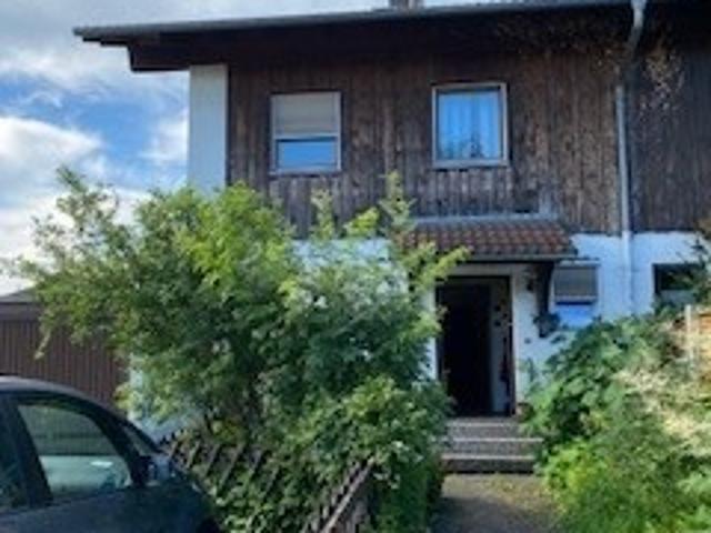 Doppelhauhälfte mit Einliegerwohnung mit sanierunsbedarf