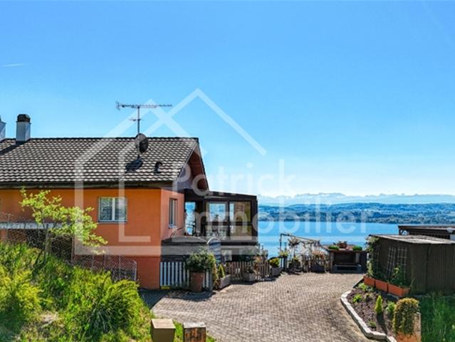 Doppelhaus mit atemberaubendem Blick auf den Lake Murten und großem Baupotenzial