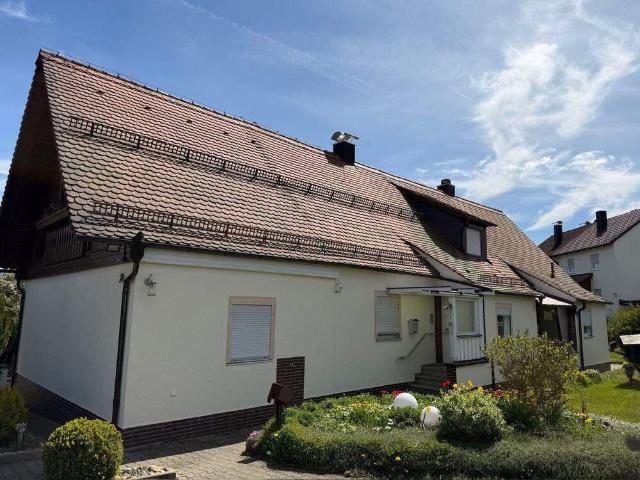Doppelhaus mit Garten und Garagen