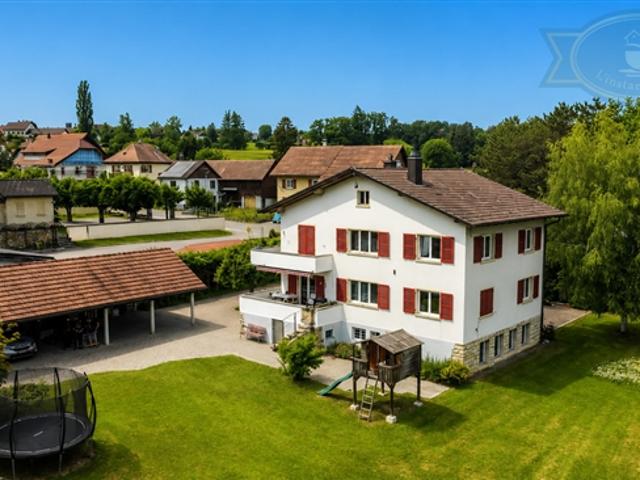 Zweifamilienhaus mit großem Grundstück und ausbaubarem Nebengebäude