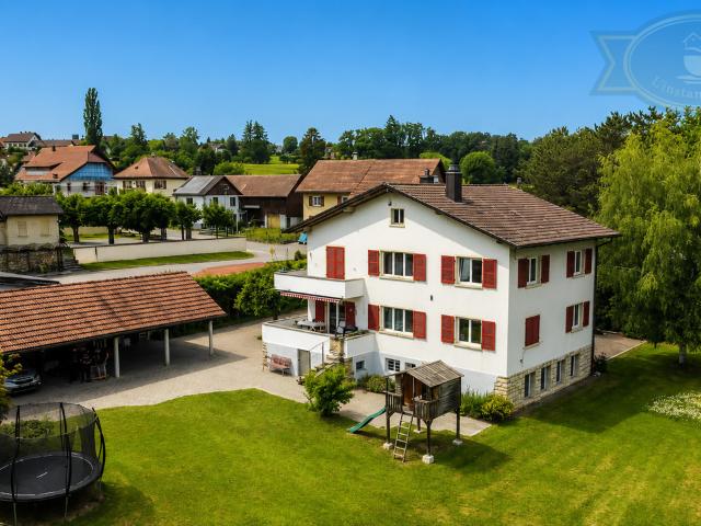 Zweifamilienhaus mit großem Grundstück und ausbaubarem Nebengebäude