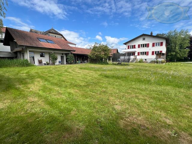 Doppelhaus mit großem Grundstück und umbaubarem Pavillon