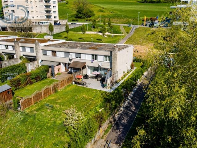 Doppelhaus auf einer Seite in der Nähe der Schule