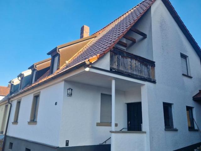 Doppelhaushälfte mit Doppelgarage Terrasse Innenhof Halle