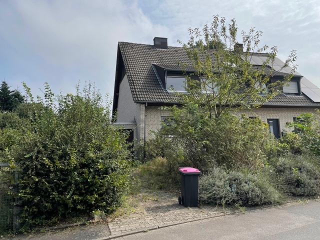 Doppelhaushälfte mit Garten und Garage in ruhiger Lage von Neuss