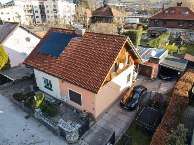 DOPPELHAUSHÄLFTE MIT GARAGE UND CARPORT