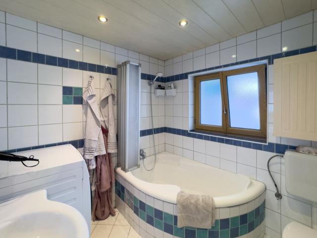 DOPPELHAUSHÄLFTE MIT GARAGE UND CARPORT