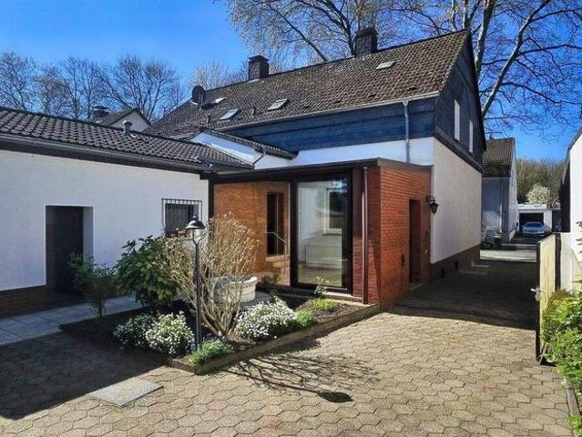 Doppelhaushälfte mit Garage und Garten in ruhiger Wohngegend