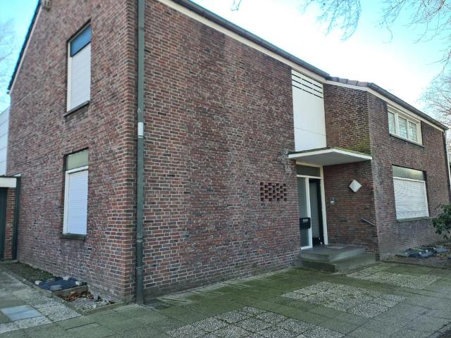 Doppelhaushälfte mit großem Garten und überlanger Garage