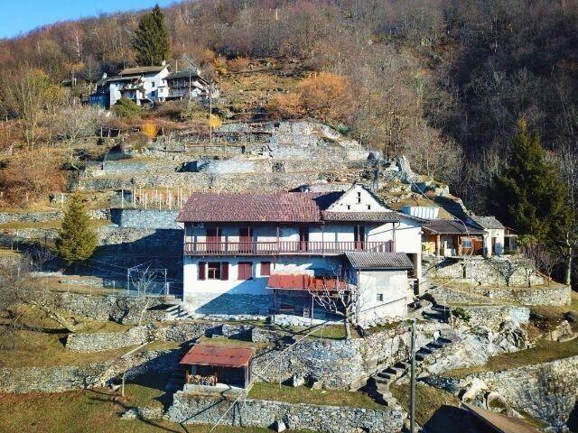 Doppelhaushälfte mit großem Grundstück mitten in der Natur / 2 Familienhaus mit grossem Umschwung in der Natur