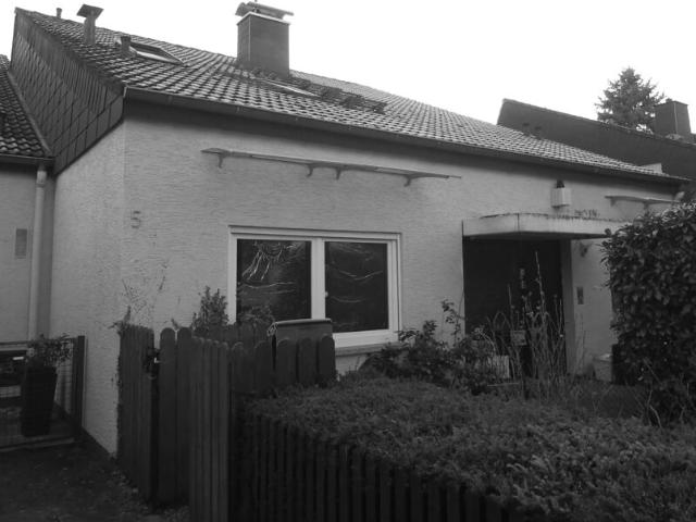 Doppelhaushälfte mit neuer Heizung und Potential für 2 Wohneinheiten Ihr Traumhaus in bester Lage!