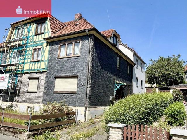Doppelhaushälfte mit Scheune, schönem Garten und 2 Garagen