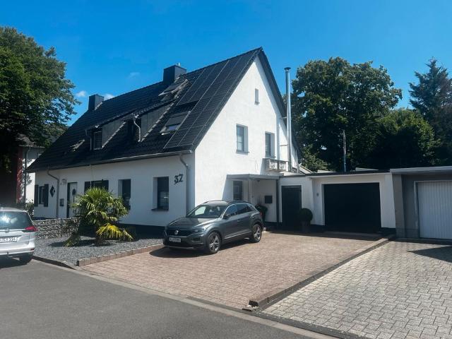 Doppelhaushälfte mitPoolGarten und PhotovoltaikanlageSpeicher