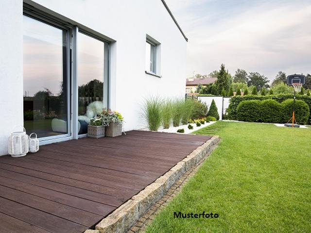 Doppelhaushälfte nebst Terrasse und 2 Stellplätzen