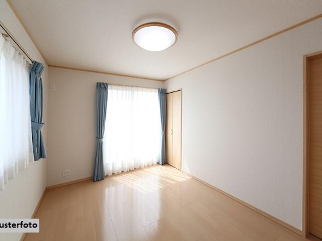 Doppelhaushälfte nebst übertiefer Garage