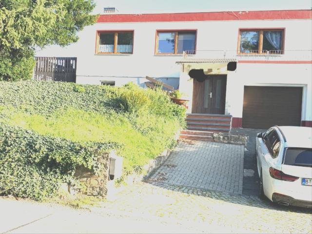 Doppelhaushälfte mit Garage und Keller und großem teilbaren Grundstück in Altenburg zu verkaufen