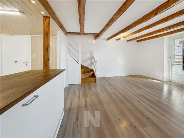 Haus zum Verkauf in Orbe – 6,5 Zimmer zu je 215 m², zwei Balkone