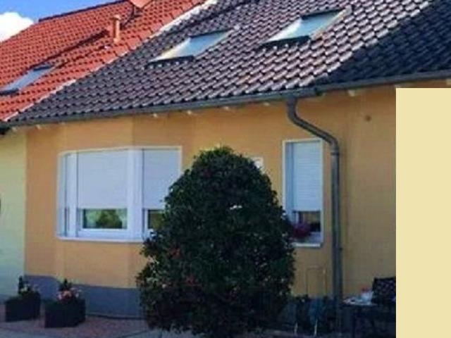 Doppelhaushälfte/Art Maisonette, großes Wohnzimmer, 3 Schlafzimmer, gr. Wohnküche, W D Bad, Terrasse/Garten/Carport, 120 qm Wohnfl in Wesseling Urfeld