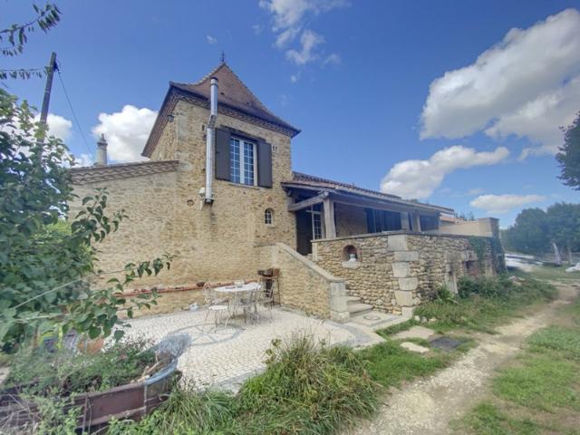 DORDOGNE DOUVILLE MAISON DE CAMPAGNE AVEC GRANGE