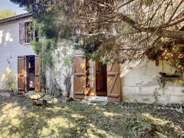 DORDOGNE MAISON DE BOURG en PIERRE avec terrain