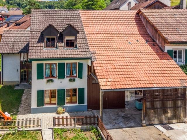 Dorf Idylle, Zentral, viel Potenzial und mit 2.5 Zimmer Einliegerwohnung Generationenhaus