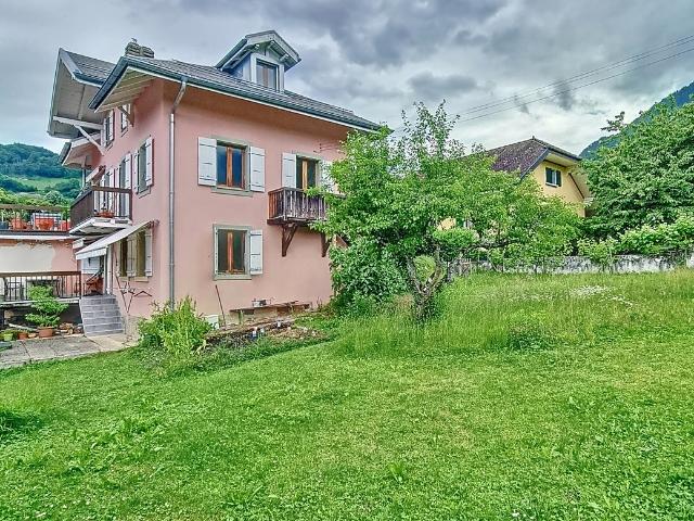 Dorfhaus 2 Wohnungen + Studio und großer Garten, zum Renovieren
